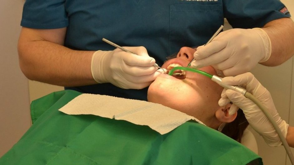 Las fiestas navideñas, con sus largas comidas y su aumento de consumo de bebidas, son la peor época del año para la salud dental, advierte el profesional. (Imagen referencial).