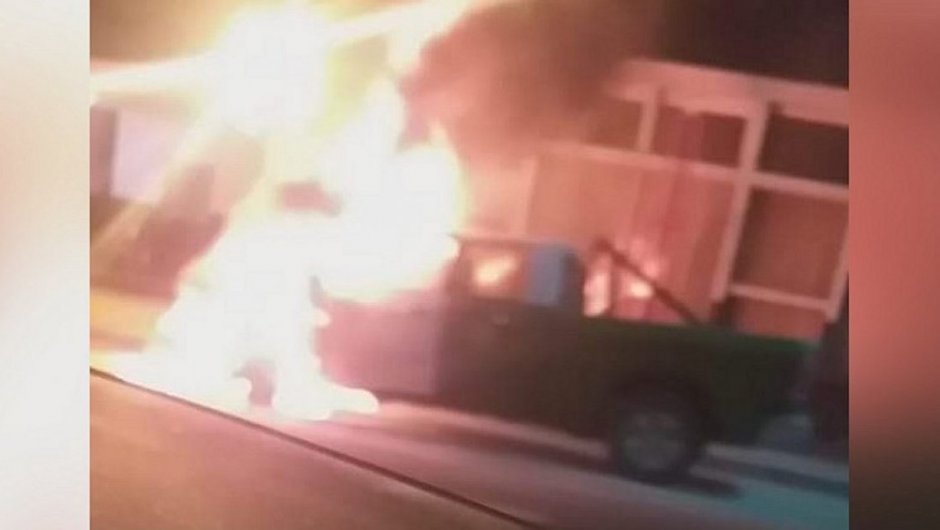 Momento exacto en que la patrulla de Carabineros se incendió.