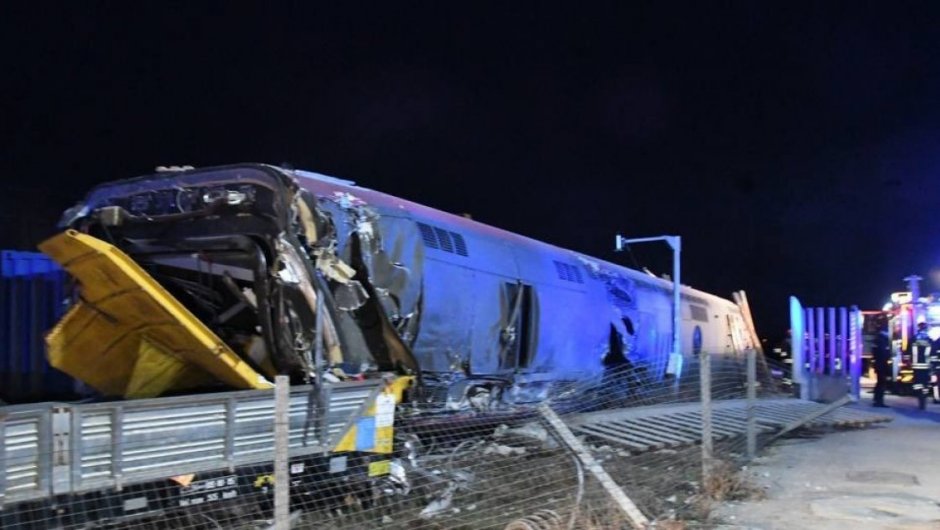 El accidente registrado al norte de Italia dejó a dos maquinistas muertos.  (Foto: @FerCanalesF)