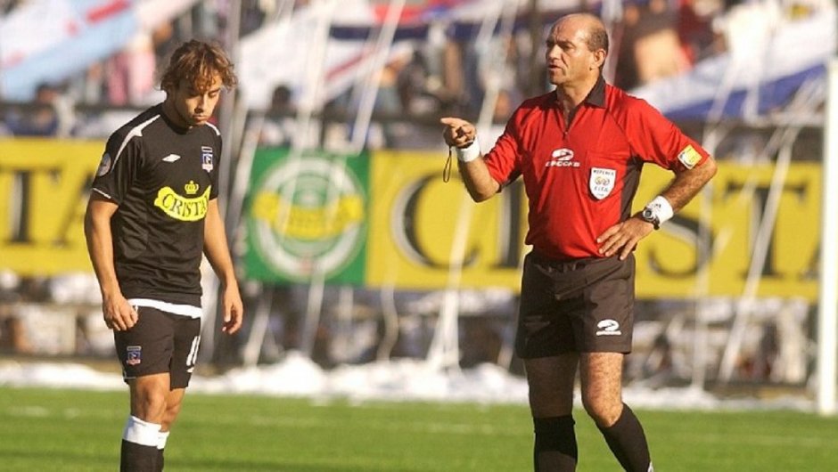 Rubén Selmán expulsó a Jorge Valdivia en el clásico entre Colo Colo y Universidad Católica después de "acusarlo" frente a las cámaras. 