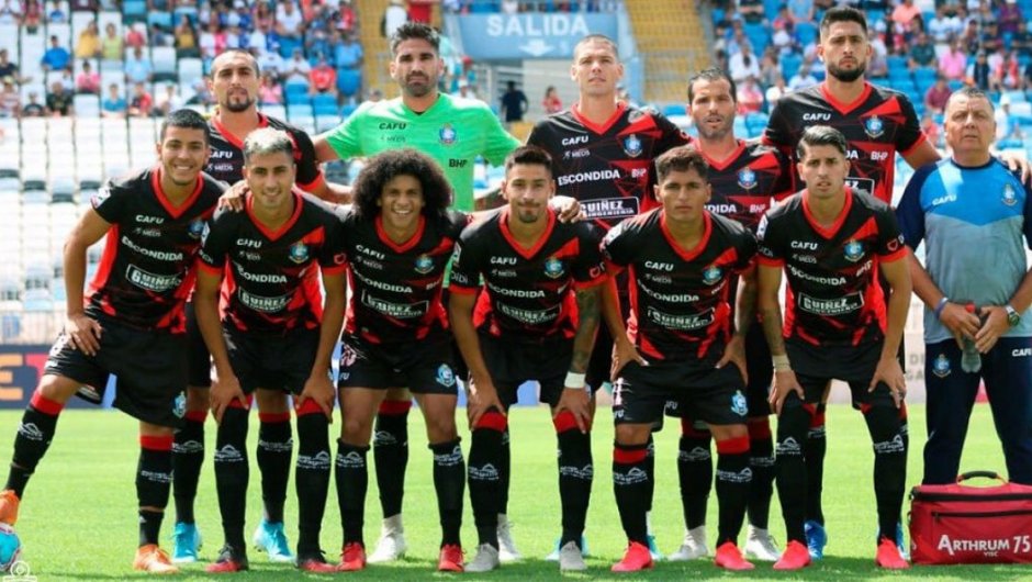 El plantel 2020 de Deportes Antofagasta antes de enfrentar a Universidad Católica. (Foto: @ClubAntofagasta). 