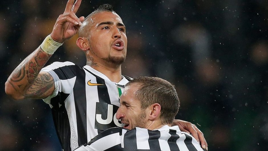 Arturo Vidal celebrando un gol junto a Giorgio Chiellini.