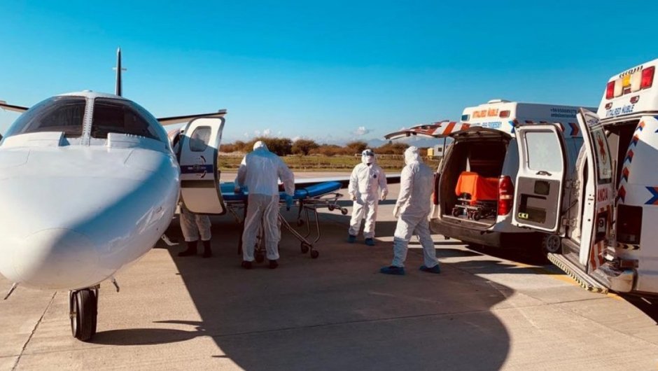 Las primeras dos pacientes llegaron por vía aérea a la ciudad de Chillán. (Foto: @martinarrau). 