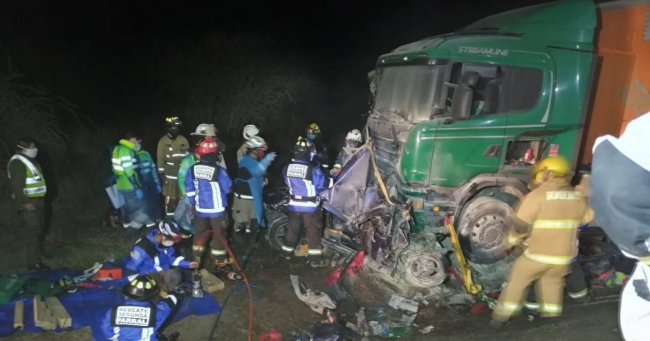 Bomberos de Parral acudió al lugar para atender la emergencia logrando trabajar en el rescate de las víctimas. Foto: (Radio Pablo Neruda FM)