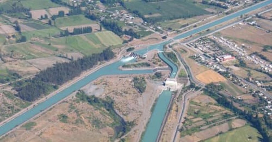 El vehículo chocó contra una barrera de contención y posterior volcamiento cayó al canal de devolución Inela, en Yerbas Buenas. (Foto: Referencial/Municipalidad de Yerbas Buenas)