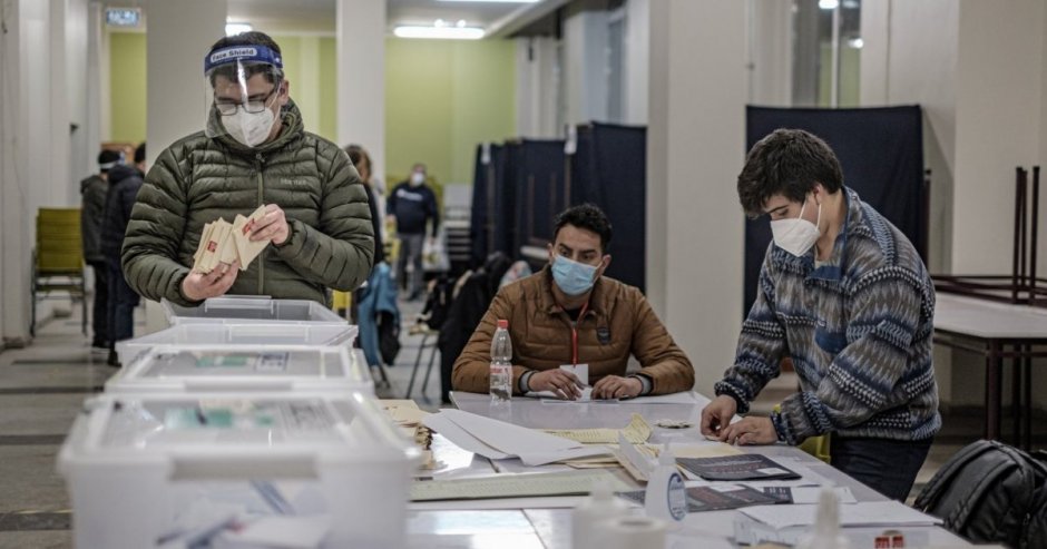 Vocales de mesas realizando el conteo de votos. (Imagen:  Bárbara Ramos)